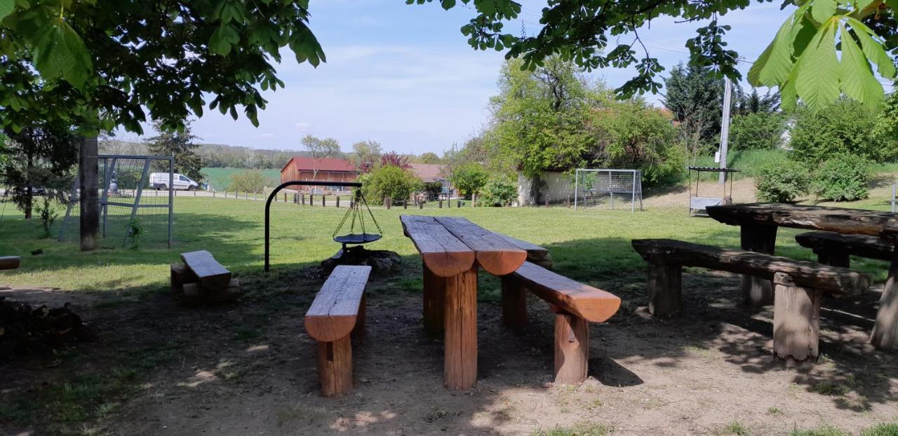 Ubytovani Na Sklepe U Prochazku Pouzdrany Esterno foto